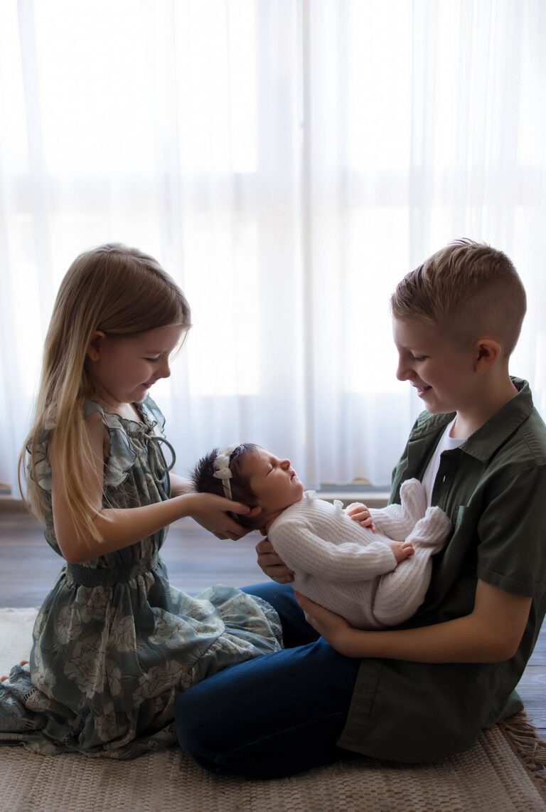 Tips for Including Siblings in a Newborn Photoshoot (Even If They Don’t Want To!)